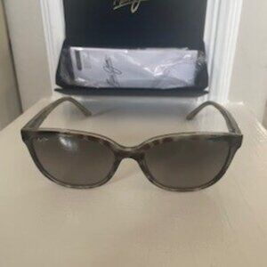 Maui Jims HONI Sunglasses in Grey Tortoise Stripe with Neutral Grey Lens
